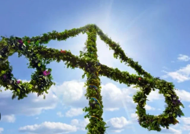 Så här har vi öppet veckan ut🍓
Inget självplock 

🍓TORSDAG 
Café & gårdsbutik 10-18
Pizzeria 11.30-18

🍓MIDSOMMARAFTON 
Endast café & gårdsbutik 8-13

🍓MIDSOMMARDAGEN & SÖNDAG 
Café & gårdsbutik 10-17
Pizzeria 11.30-15.30