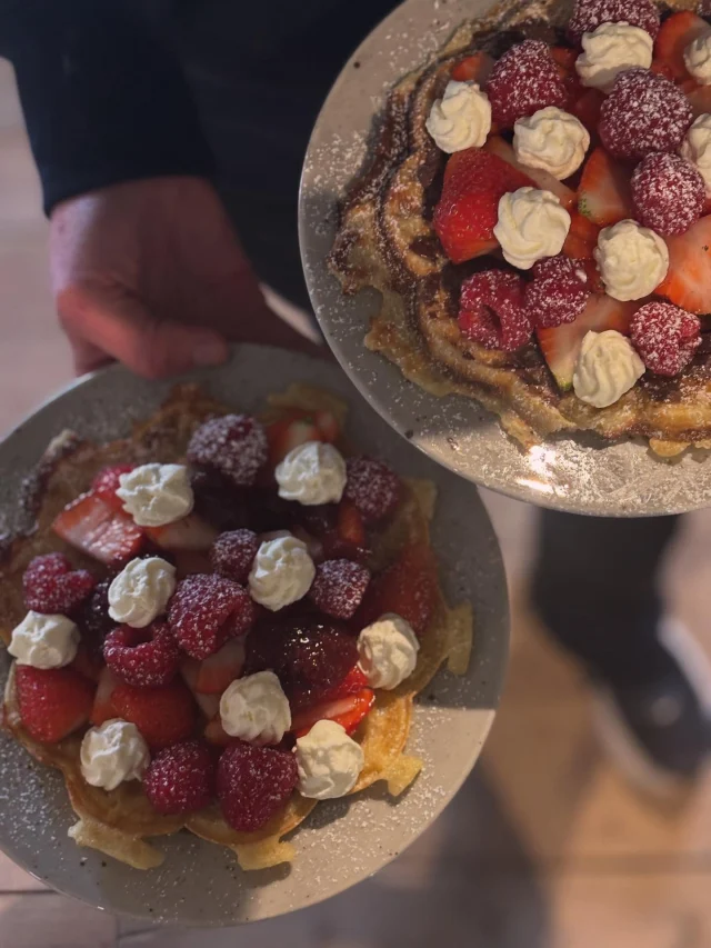 Till helgen öppnar vi upp igen och då är det sista helgen för för att köpa jordgubbar!!! I gårdsbutiken finns det även våfflor,fylld focaccia att fika på. Öppet lördag samt söndag 10-17. 
Lillie & Alfred