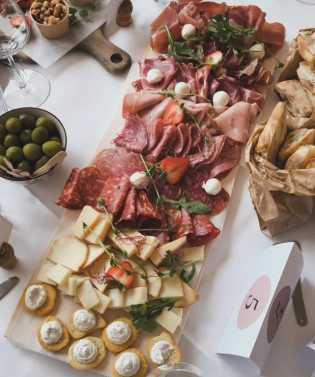 På fredag 17/10 & lördag 18/10 har vi några platser kvar till italiensk afton kl 18-22. För bokning maila pizzerian@hallandsbar.se 
Kan man inte till helgen så har ni chans att boka 
Fredag 31/10 & lördag 1/11 
Fredag 14/11 & lördag 15/11 

Missa inte vårt annorlunda julbord mer info finns på www.hallandsbar.se